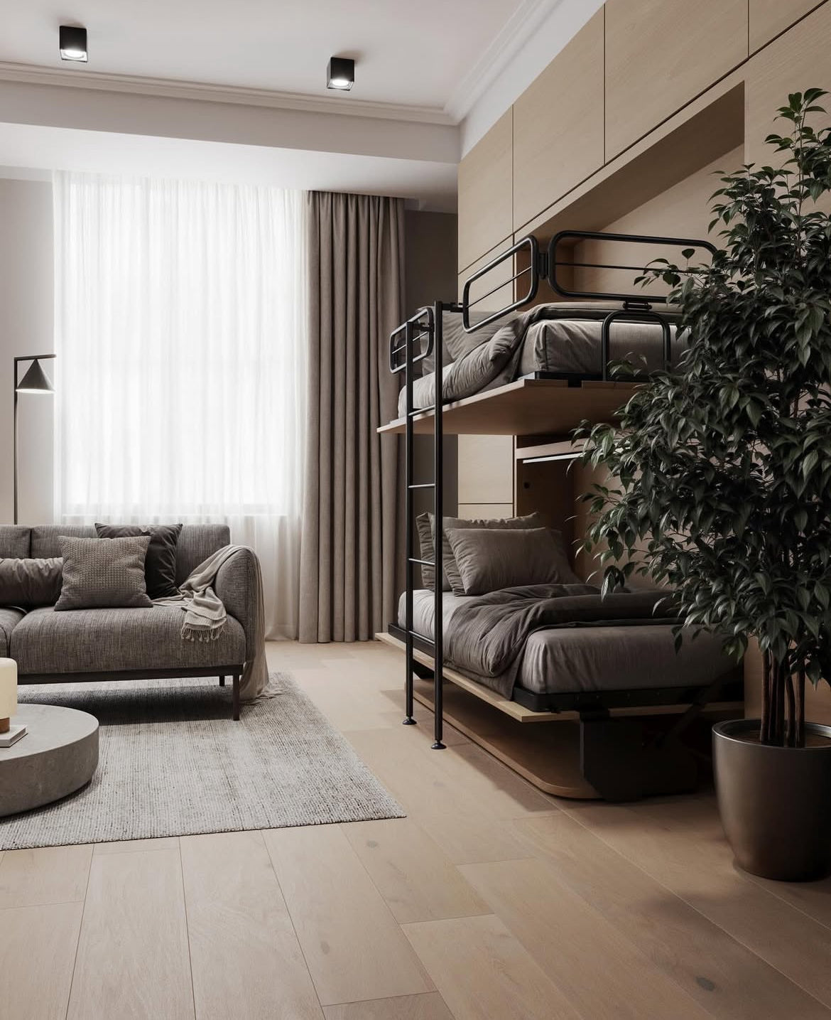 Soggiorno moderno con divano grigio, tavolino rotondo basso, parete in legno con letto a scomparsa aperto, grande finestra con tende beige e pianta verde decorativa.