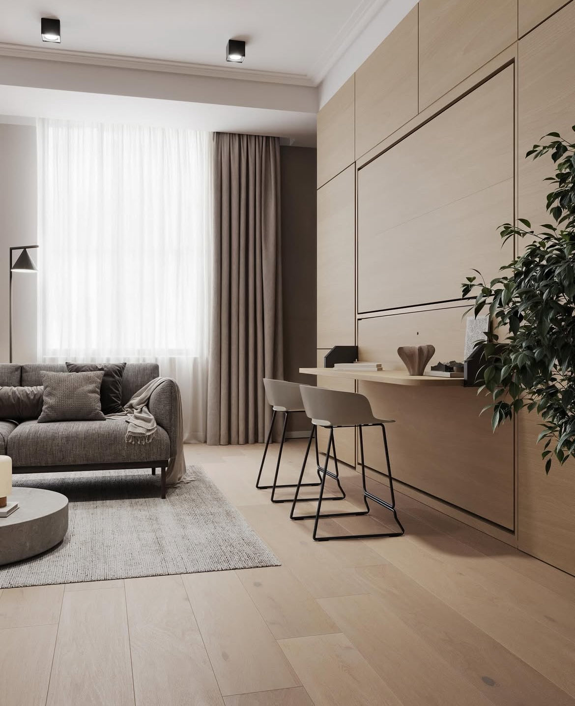 Soggiorno moderno con divano grigio, tavolino rotondo basso, parete in legno con letto a scomparsa e due sedie, grande finestra con tende beige e pianta verde decorativa.